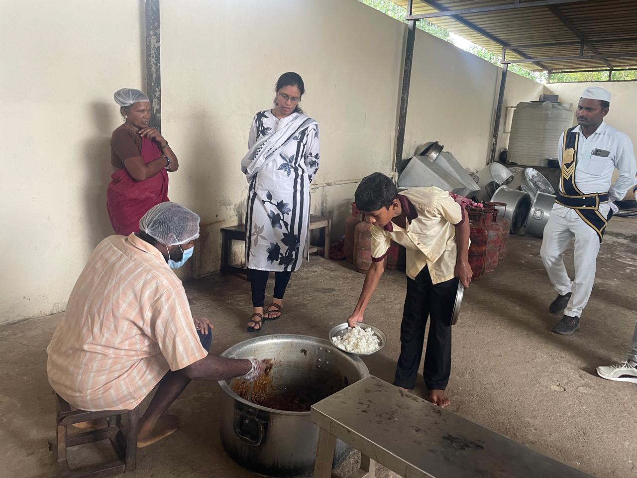 ఉపాధ్యాయుడికి షోకాజ్ నోటీసు జారీ చేసిన ఐటీడీఏ పీఓ