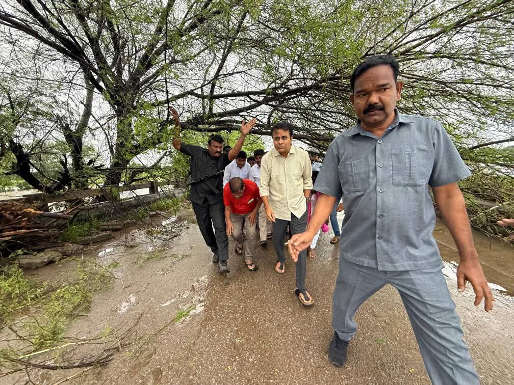 KTR | సిరిసిల్ల , కామారెడ్డి వరద ప్రాంతాలను పరిశీలించిన కేటీఆర్